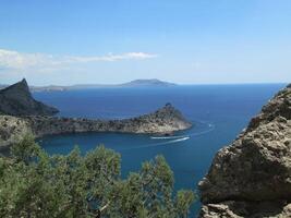 bellissimo Visualizza a partire dal il montagna per il riva del mare nel il splendore di il blu cielo e blu mare. foto