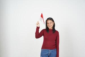 giovane asiatico donna nel rosso maglietta Tenere indonesiano bandiera, indipendenza giorno concetto isolato su bianca sfondo foto