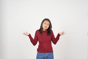 giovane asiatico donna nel rosso maglietta confuso io non fare conoscere gesto isolato su bianca sfondo foto