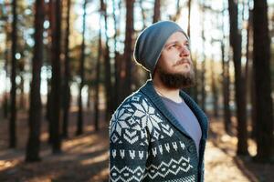 ritratto di un' barbuto fricchettone turista uomo nel il boschi foresta foto