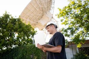 ingegnere guardare terra basato astronomico Radio telescopio foto