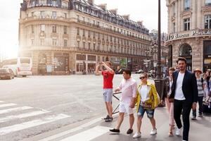 Parigi, Francia 02 giugno 2018 strade di il centrale quartiere di il città di Parigi nel il estate. passanti e turisti con macchine fotografiche camminare in giro il città. foto