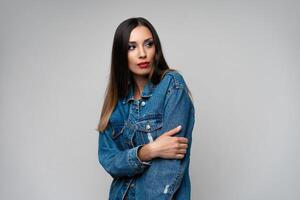 bellissimo caucasico ragazza nel un' denim giacca in posa nel il studio su un' bianca sfondo. foto