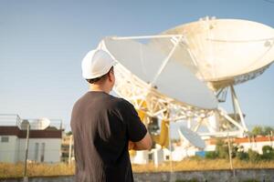 ingegnere guardare terra basato astronomico Radio telescopio foto