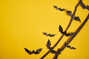 Halloween decorazione concetto nero carta pipistrelli asciutto ramo bastone giallo cartone sfondo foto