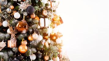 Natale albero vicino su in piedi bianca parete sfondo decorato bianca nero oro colore con leggero ghirlanda foto