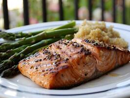 ai generato grigliato salmone quinoa e al vapore asparago omega 3 ricco pasto foto