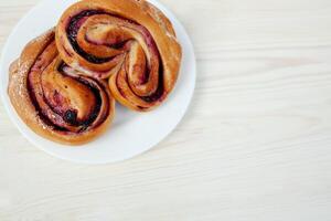 rustico con nero attuale bacca torta su bianca sfondo. foto