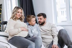 contento famiglia concetto madre padre e figlio avere divertimento a casa foto