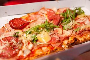 Pizza nel avvicinamento, dritto a partire dal il forno. fusione Mozzarella formaggio al di sopra di pomodoro base foto