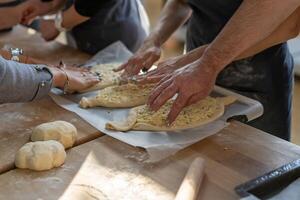 culinario maestro classe. avvicinamento di persone mani preparazione khachapuri. tradizionale georgiano formaggio pane. georgiano cibo foto