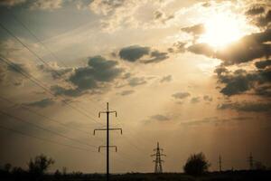 paesaggio energia linea con rosso sole leggero foto