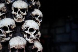 cranio Halloween sfondo molti persone teschi In piedi su superiore di ogni Altro. foto