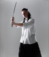 giovane uomo Tenere un' samurai spada. fascino foto. foto