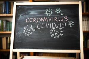 scoppio avvertimento. scritto bianca gesso su lavagna nel connessione con epidemico di coronavirus In tutto il mondo. foto