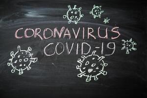 scoppio avvertimento. scritto bianca gesso su lavagna nel connessione con epidemico di coronavirus In tutto il mondo. foto