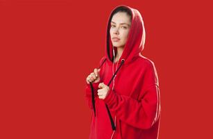 bellissimo caucasico sportivo donna per di moda rosso felpa con cappuccio foto