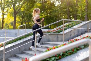 sport e fitness. in forma donna in esecuzione su il passaggi estate soleggiato mattina caucasico atletico femmina jogging all'aperto cardio formazione attivo salutare stile di vita foto