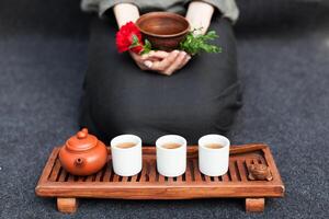 erbaceo tè nel un' ceramica piatto nel femmina mani. il concetto di non tradizionale trattamento di raffreddori. influenza. salutare mangiare e vitamine foto