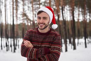 attraente barbuto uomo in piedi all'aperto nel inverno stagione foresta. foto