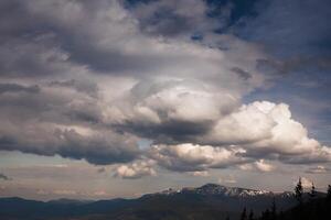 bellissimo nuvoloso cielo nel carpatico montagne foto