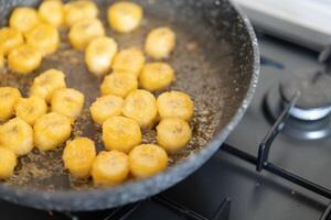 processi di cucinando Caramellizzato Banana nel un' frittura padella a casa selettivo messa a fuoco foto