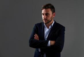 vicino su ritratto giovane uomo uomo d'affari. caucasico tipo attività commerciale completo da uomo studio grigio sfondo. foto