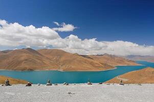 yamdrok lago sacro in tibet foto