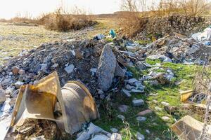 sporco ecologia ambiente con sparpagliato spazzatura e rifiuto di umano attività foto