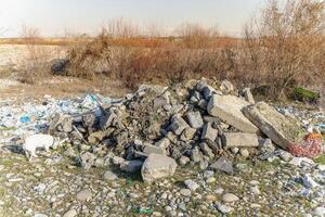 sporco ecologia ambiente con sparpagliato spazzatura e rifiuto di umano attività foto