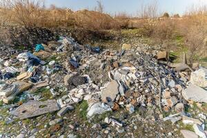 sporco ecologia ambiente con sparpagliato spazzatura e rifiuto di umano attività foto