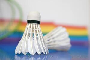 badminton volano, sport attrezzature. concetto, sport, esercizio, ricreazione attività per bene Salute. popolare sport per tutti generi e LGBTQ In tutto il mondo. foto