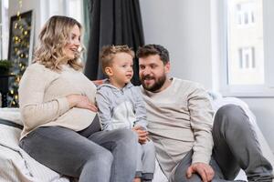 contento famiglia concetto madre padre e figlio avere divertimento a casa foto