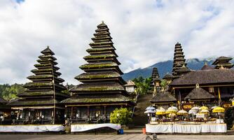 sfondo di il silenzio di nyepi giorno con il tempio a tramonto foto