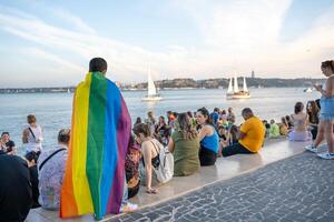 Portogallo, Lisbona, giugno 2023 gruppo di persone con arcobaleno bandiere a orgoglio parata foto