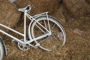 vecchio bicicletta con fieno balla con retrò effetto foto