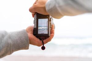 viaggiatore rendere foto Tenere mirrorless telecamera nel mano