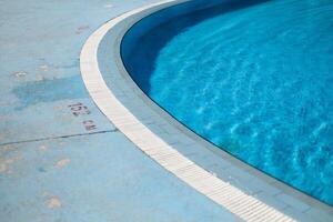 bordo di il piscina con il bersaglio profondità foto