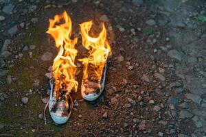 Usato bianca alto scarpe da ginnastica ardente su un' rurale strada quello corre nel il foresta. foto