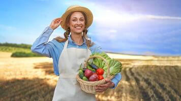 donna contadino cannuccia cappello grembiule in piedi terreni agricoli sorridente femmina agronomo specialista agricoltura agribusiness contento positivo caucasico lavoratore agricolo campo foto