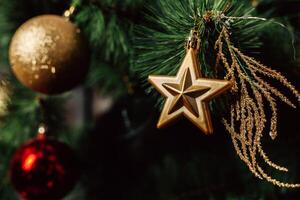 Natale giocattolo su il Natale albero. decorato Natale albero sfera. Natale palla vicino su. selettivo messa a fuoco. foto