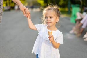 poco caucasico ragazza 3 anni vecchio mangia ghiaccio crema avvicinamento ritratto foto