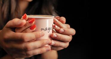 irriconoscibile uomo e donna hold con Due mani un' boccale di caldo caffè. coppia nel amore. amore cura concetto. foto