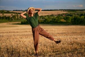 donna contadino cannuccia cappello in piedi terreni agricoli sorridente femmina agronomo specialista agricoltura agribusiness contento positivo caucasico lavoratore agricolo campo foto