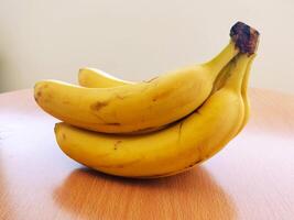 maturo banane. esotico tropicale giallo frutta. Banana simbolo di Salute cura e benessere. foto