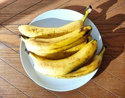 maturo banane. esotico tropicale giallo frutta. Banana simbolo di Salute cura e benessere. foto