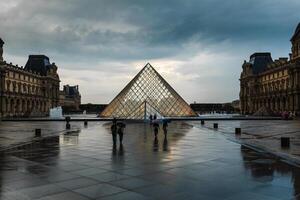 Parigi, Francia - giugno 01, 2018 Visualizza di famoso persiana di ventilazione Museo con persiana di ventilazione piramide a sera tramonto. persiana di ventilazione Museo è uno di il maggiore e maggior parte visitato musei In tutto il mondo foto