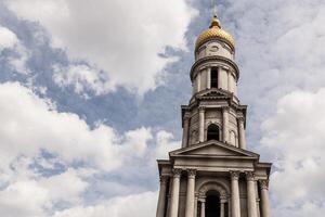 blu cielo con nube. giallo cupola. uspenskiy sobor collocato nel il charkov Ucraina aprile 2018 foto