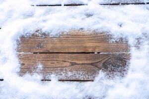 inverno sfondo. vuoto di legno tavola con neve confine, copia spazio per testo foto