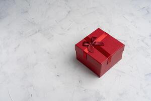 rosso piazza vacanza regalo scatola contro un' bianca sfondo foto